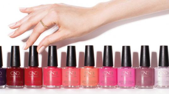 CND Vinylux körömlakk - A CND Vinlyux forradalmian új, kézen 7 napig lepattogás nélkül tökéletesen tartó körömlakk, mely a tapasztalataim alapján lábon 4 hétig is kitart, és nem veszít a fényéből sem. A szabadalmaztatott CND Vinylux formula számos technológia kombinációja, ez teszi a terméket igazán egyedivé: a továbbfejlesztett légáteresztő keratin, E-vitamin és jojoba olaj keverékét tartalmazó ápoló összetétel kényezteti a körmöket. A ProLight technológia pedig növeli a körömlakk tartósságát természetes fény hatására. Nincs szükség UV vagy LED fényre, hiszen 8 és fél perc alatt a levegőn tökéletesen megszárad.